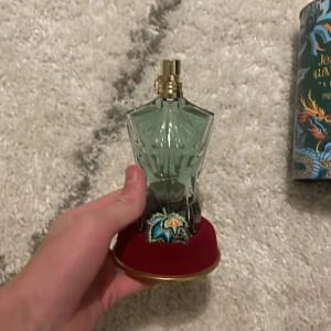 Jpg le beau paradise garden - Tjena, säljer nu min nästintill helt nya jpg då jag använder mina andra mycket mer tyvärr… en väldigt fin doft framåt sommarn dock! Köpte den för 1000kr när den lanserades nyligen och har använt Max 2 gånger sedan dess! ≈ 74ml kvar.