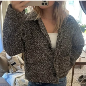 Kappa från veromoda - Snygg kort kappa från Veromoda i storlek M. Väldigt bra skick. Nypris 779kr från zalando