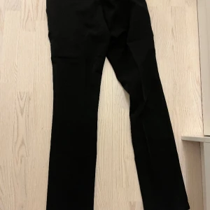 Helt nya kostymbyxor  - Helt nya kostymbyxor, påse och lapp finns kvar på plagget.