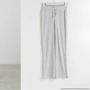 Lowwaist mjukisbyxor - Säljer dessa lowwaist mjukisbyxor för att jag aldrig använt dom, Skriv för mer bilder och info❤️