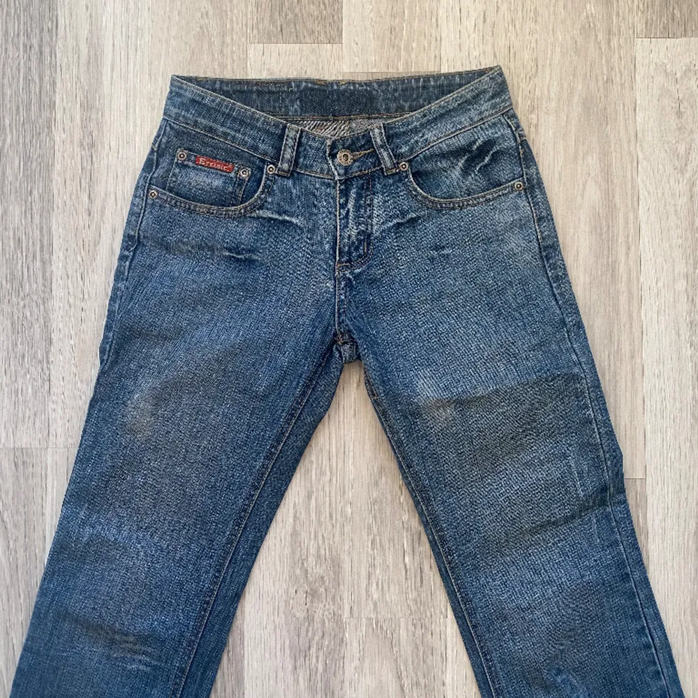 Så snygga jeans som är Lowwaist. Slut snygga fickor i bak och lite bootcut💗💗💗 Innerbenslängden: 80cm Midjemått: 35cm Pris kan diskuteras💗. Jeans & Byxor.