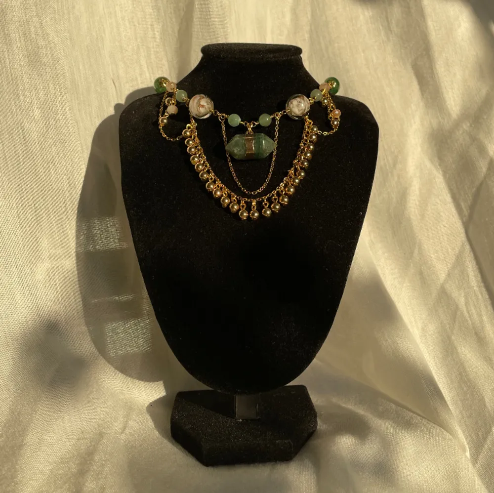 Ett unikt halsband i guld och grönt<3 fint nu till våren när solen skiner. Halsbandet har en förlängningskedja<3. Accessoarer.