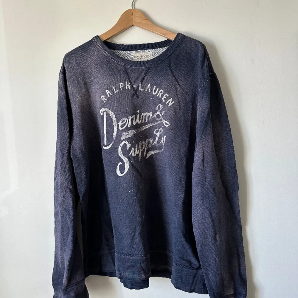 Cool oversized sweatshirt i vintagestuk från Ralph lauren. I en stentvättade blå färg med rosa nyanser (inte fläckar, utan designen). Sjukt snygg att styla tillsammans med ett par blåa jeans!! 💕. Hoodies.