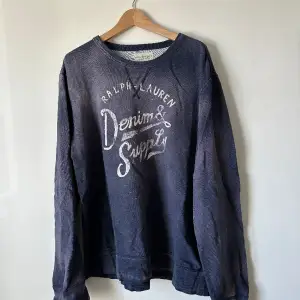 Cool oversized sweatshirt i vintagestuk från Ralph lauren. I en stentvättade blå färg med rosa nyanser (inte fläckar, utan designen). Sjukt snygg att styla tillsammans med ett par blåa jeans!! 💕