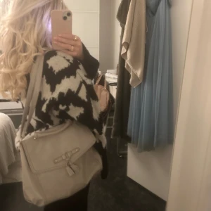 Väska - Super fin grå/beige väska. Man kan ändra banden hur man vill ha den eller om man skulle vilja ta bort banden! Väldigt rymlig väska🌟🌟