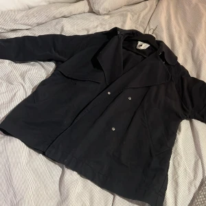 Arket jacka - Säljer min svarta korta trenchcoat från arket. Storlek XS. Använt sparsamt. Jättefina detaljer och en perfekt vårjacka! 🌷 Nypris 1890kr, säljer den för 900kr 🤍