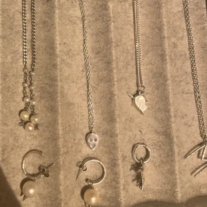 Maria Nilsdotter halsband! - Säljer mitt jätte fina halsband från Maria Nilsdotter! Aldrig använt och köpt för några månader sen💕Kan även tänka mig att byta mot något annat smycke ifrån Maria Nilsdotter❤️‍🔥