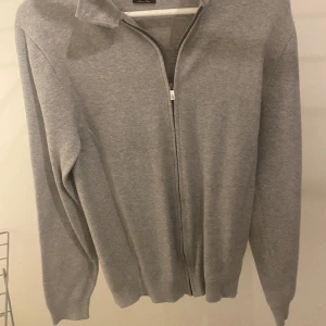 Massimo dutti helzip  - Hej, säljer nu denna sjukt snygga helzip från Massimo dutti. Skick 9/10. 95% bomull o 5% cashmere