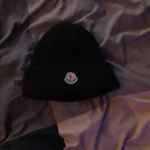 Moncler mössa - En riktigt fin mössa… Endast använd nåra få gånger Mycket bra skick och inga defekter alls Skriv gärna vid funderingar