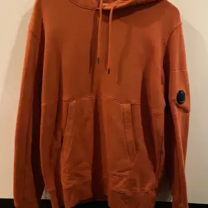 Säljer min cp company hoodie i storlek L, använd 1 gång, köpt för 3400, cond 9,5/10, pris är diskuterbart