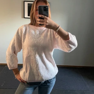 Mönstrad stickad topp med trekvartsärmar  - Så snygg topp med mönster och trekvartsärmar. Storlek S och inga defekter alls. 