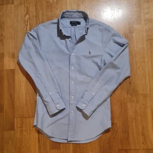 Blå oxfordskjorta ralph lauren - Säljer denna blåa oxfordskjorta från Ralph Lauren. Storlek small slim fit. Bra skick 9/10 Hör av dig för frågor eller funderingar