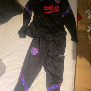 Barca tracksuit - Snygg helt oanvänd köpt i fel storlek därav säljer jag den