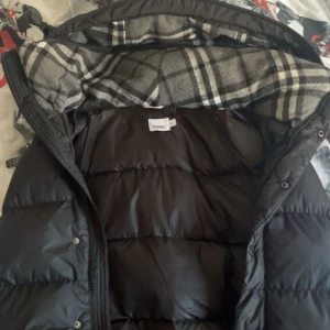 Burberry vest - en snygg burberry jacka som fångar många blickar och den är perfekt inför vädret som kommer,jag har ärvt jackan av min storebror och den är använd i 1 år  då jag haft den som väst och vinterjacka då man kan lägga armar på den*bra skick