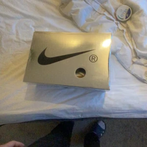 Nike X Offwhite rubber dunks  - Hej säljer mina Nike air rubber dunk ow. Då jag knabbt använt dom. Pris kan diskuteras vid snabbaffär. Går att frakta men även att mötas upp