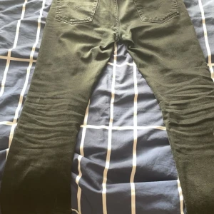 Levis jeans slim taper  - Hej har bestämt mig för o sälja mina jeans för att dem är för tajta på mig inga hål nästan helt nya  ord pris: 1300 