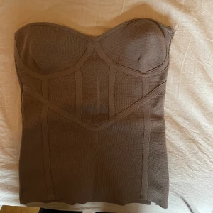 tubtopp - tubtopp från Zara, den har gått upp lite i kanten men syns knappt se bild🫶🏼 