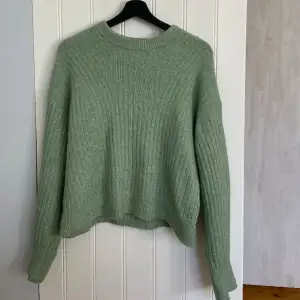 Grön stickad tröja i fin pastell färg!! Skriv för fler bilder/frågor💛Använd gärna Köp Nu😁