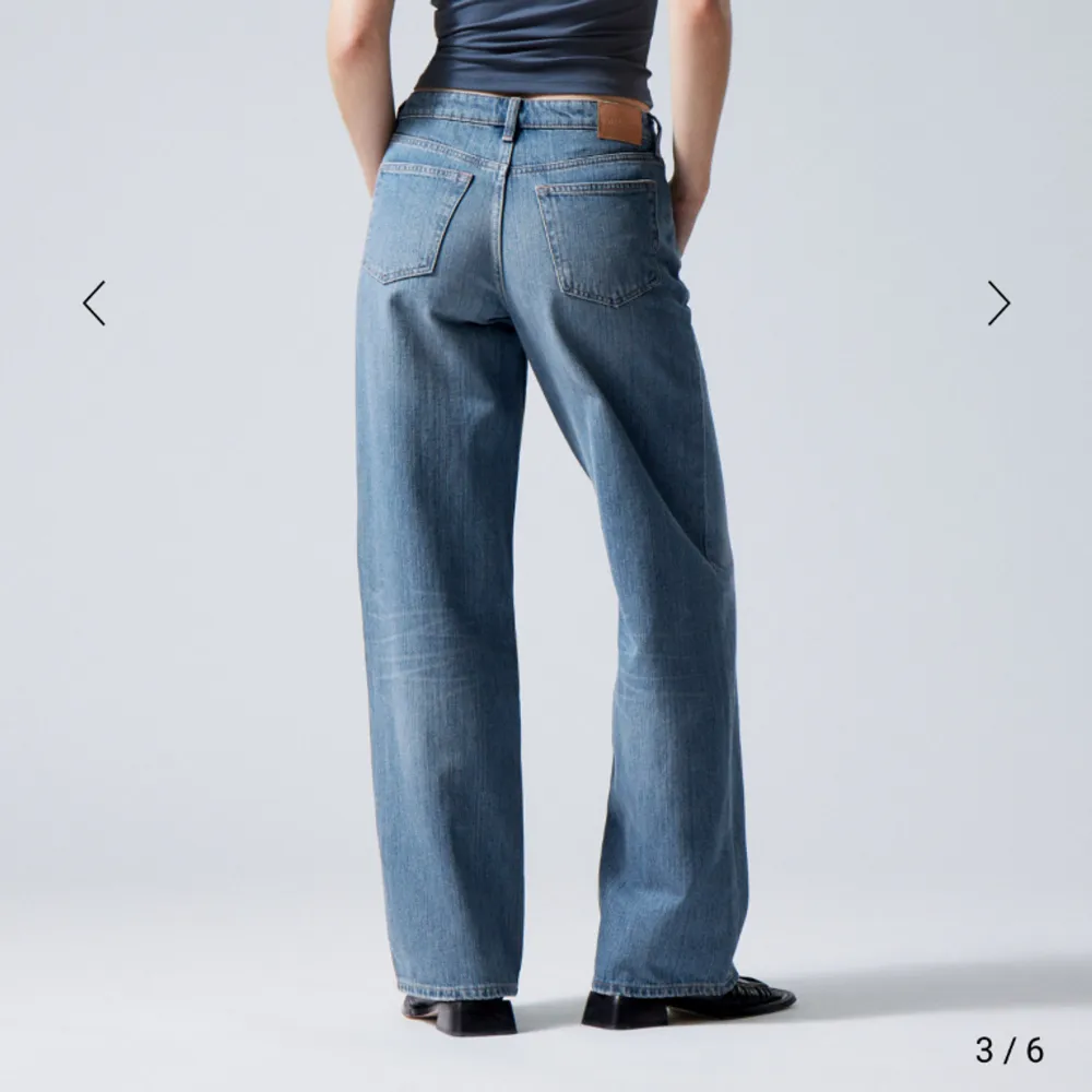Jätte snygga jeans ifrån weekday i modellen Ample Low Loose Jeans. Dom är nästan oanvända eftersom att dom är lite för små för mig. Nypris 590kr💘 . Jeans & Byxor.