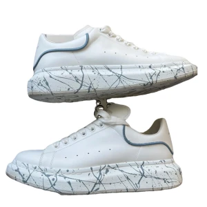 Alexander mcqueen  - Alexander McQueen skor i jätte fint skick, Box och sko påsar medföljer   Storlek: 45,5  Pris 3200kr