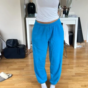 Mjukisbyxor  - Jättefina mjukisbyxor som jag köpte av en annan tjej på plick men de är tyvärr för stora för mig. Bilderna är lånade från den tidigare tjejen. Pris kan diskuteras 🩵