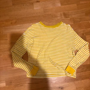 vit & gul randig lång ärmad tröja - beroende på längd så kan den vara lite croppad !! för fler bilder dma (jag är 173cm) 🩵🩵 använt få gånger, bra skick eftersom den bara hängt i min garderob ✨   köp genom ”köp nu” eller swish 💫💫