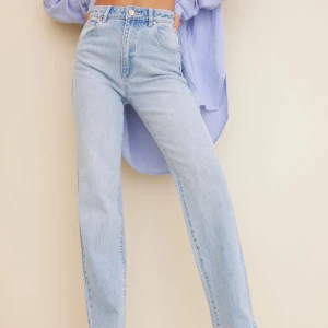 Jeans  - Snygga jeans från Abrand Jenas, jätte fin ljus färg nu till våren😍 Jeansen är använda 2-3 gånger och är som nya, säljer eftersom dom inte kommer till användning. Nypris 800  