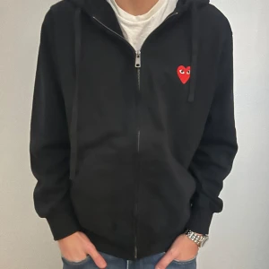 *Bra pris* CDG Zip - Cdg ~ skick 9,5/10 ~ använd 2 ggr ~ Tags medföljer ~ storlek S ~ Bra pris ~ snabba svar ~ dm för fler bilder ~ pris kan diskuteras! 