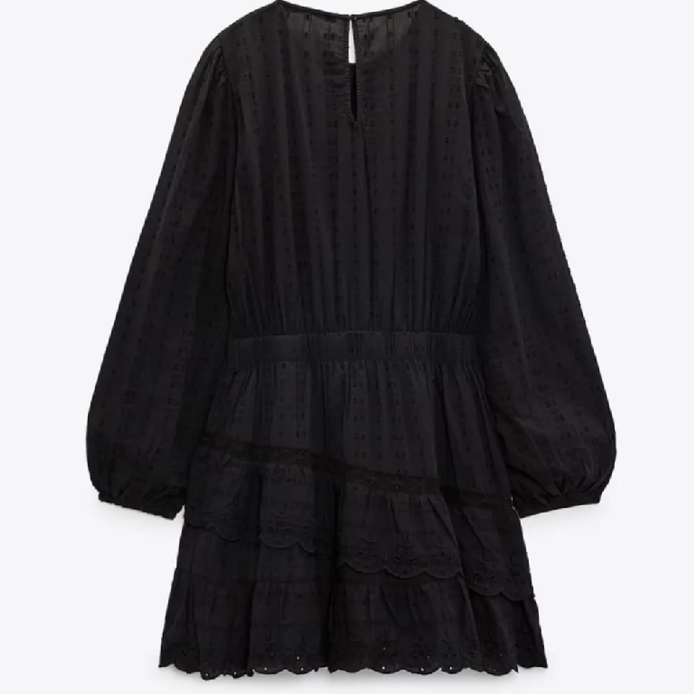 Aldrig använd, slutsåld på zara. Mekot.