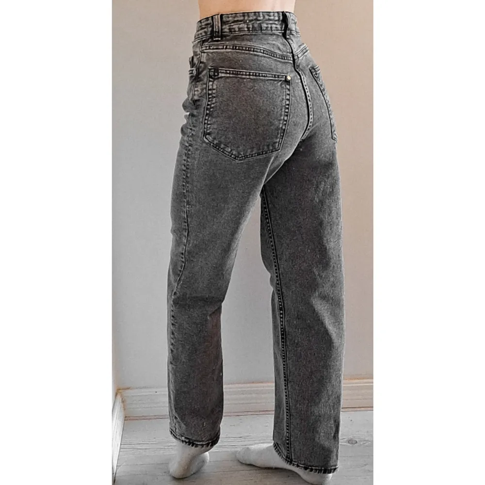High waist jeans från HM i storlek 36 med straight leg. Har bara används ett fåtal gånger och ser i princip nya ut💛. Jeans & Byxor.