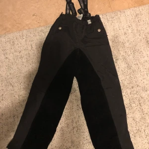 Ridöverdragsbyxor från kingston - Oanvänd! I mycket fint skick. Mycket varma, bra att rida i när det är kallt. Smidigt att ta på och av.