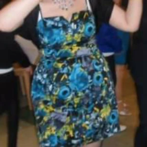 Blommig, kort klänning  - Storleken 38