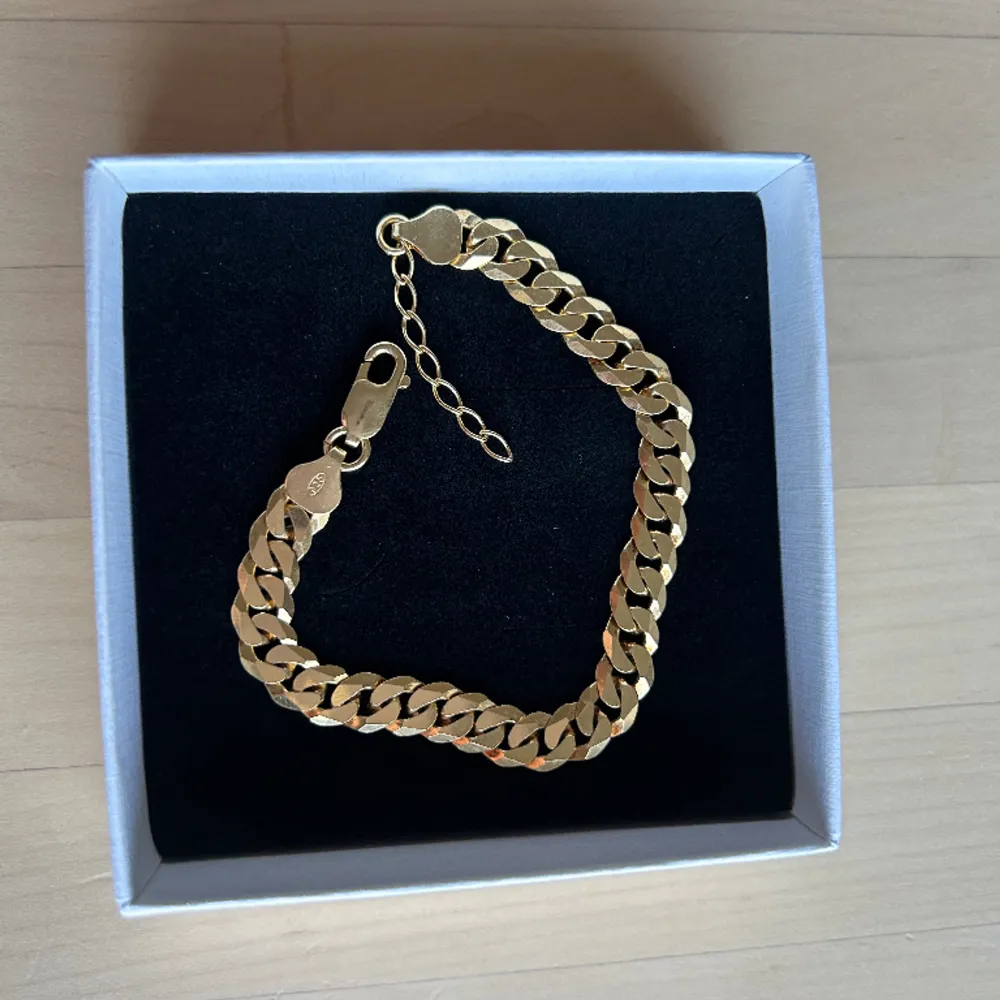 Baby Bismarck Chain Armband i äkta 925 sterling silver. Guldarmbandet är förgyllt med äkta 18K guld och har en kärna av äkta 925 sterling silver. Idag är mer än 80% av våra smycken tillverkade av återvunnet silver.. Accessoarer.