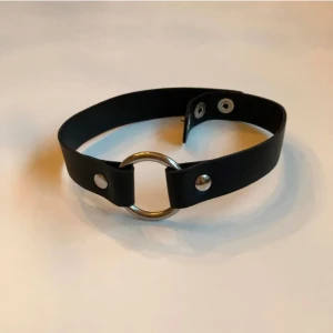 Shein Choker - Svart Choker med Cirkel från Shein. Köparen betalar för frakten🥰❤️