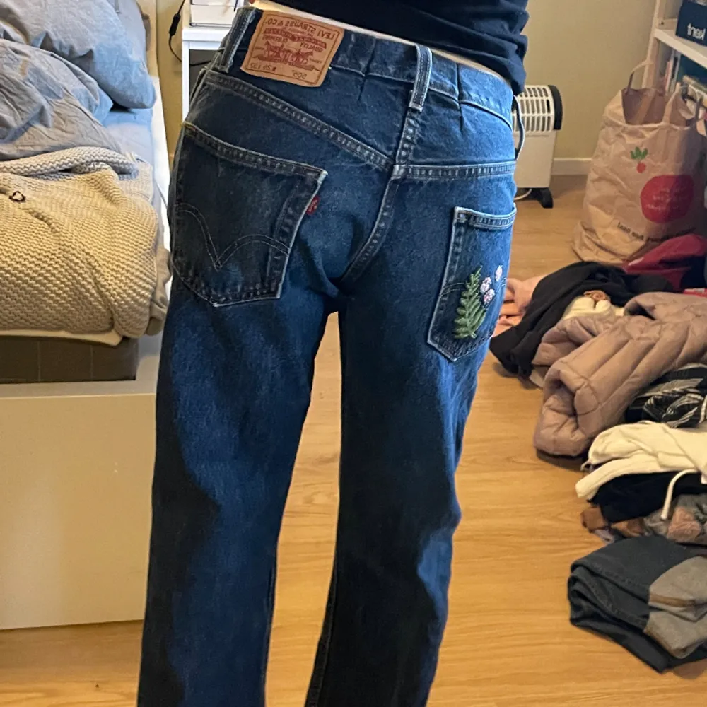 Fint skick med broderat ficka, lite avklippta så kanske ca 5 cm kortare än längden som står.. Jeans & Byxor.
