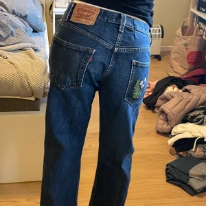 Levis mom jeans - Fint skick med broderat ficka, lite avklippta så kanske ca 5 cm kortare än längden som står.