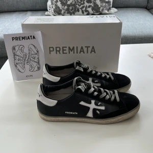 Premiata sneakers  - Sjukt snygga premiata sneakers i jätte fint skick, som nya iprinsip! Storlek 42 men sitter väldigt stort, funkar på 43 och möjligtvis 44 också. Box och papper medföljer. Skriv vid minsta lilla fundering.