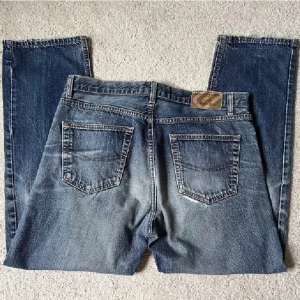 Baggy Jeans - Midja: 96cm✨ Innerben: 76cm✨ Storlek: står ej, men uppskattas till L✨ Jag på bilderna är 172cm❤️ Obs! Byxorna är något slitna, bland annat under höger bakficka, syns på bild 1💕