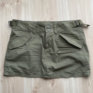 Grön cargo kjol - Köpt på vinted men var tyvärr för liten för mig:(