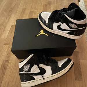 Air Jordan 1 carbon fiber  - Storlek 44 Box finns  100% äkta Skick 9/10  Dom behöver dock en tvätt annars är det inga fel på dom!