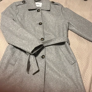 Gråkofta  - Gråkofta storlek M från only bra kvalite 