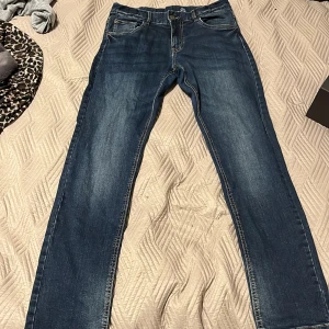 Mörkblå Jeans  - Skinne jeans för folk som är 170 lång bra kvalite dam och kan bäras av män så unisex 