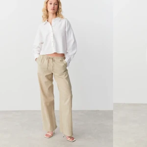 Linnebyxor  - Helt oanvända linnebyxor från Gina 🩷 jättesköna och passar perfekt till sommaren, säljer eftersom jag redan har samma modell i en annan färg och dessa inte kommer till använging🩷