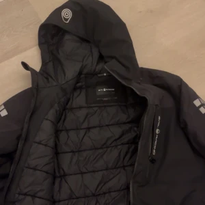Sail racing jacka  - Äkta sail racing jacka storlek M säljer den pågrund av för liten på mig väldigt bra skick precis som ny knappt använd.  Priset kan diskuteras vid snabba affärer.