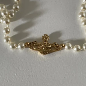 Vivienne Westwood Halsband - Säljer detta äkta VW halsbandet som jag fick i present för några år sen men som jag aldrig använt🫶🏼 Nyskick 🩷 Låda och påsen tillkommer 🫶🏼 Nypris≈1.900kr