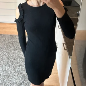klänning  - En svart kortkläning men öppna hål vid axlarna från Cubus😍 Den är i storlek 158/164 men passar mig som vanligtvis ha S. Öppen för annat prisförslag😊