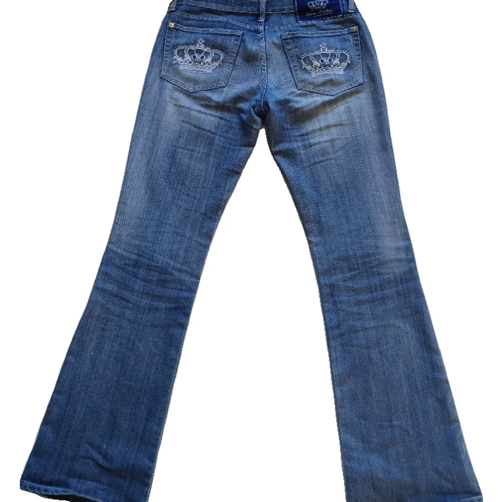 Lågmidjade Victoria Beckham jeans (Midja rakt över: 42cm   Höfter rakt över: 50cm   Innerben: 84 cm   Benöppning rakt över: 24cm). Jeans & Byxor.