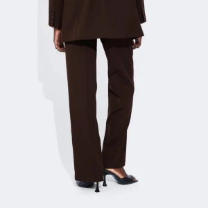 Bruna kostymbyxor - Bruna kostymbyxor från bikbok, storlek 36, säljer då dom är för små för mig. Använd fåtal gånger.