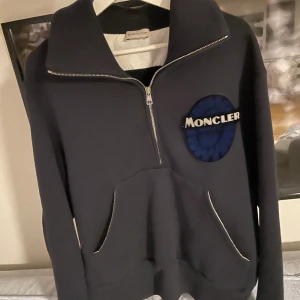 Moncler Sweater  - Helt oanvänd moncler tröja, köpt i London på moncler butiken, skriv vid mer frågor:) Ny pris 6899