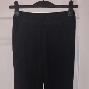 Byxor  - Svarta tunna byxor från H&M.  40 kr 34